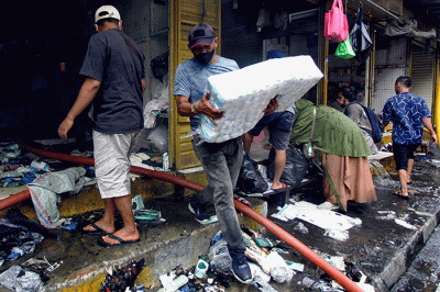 Sejumlah pedagang mencari kembali barang-barang yang masih tersisa akibat terbakar sebanyak 20 kios di Pasar Pagi Asemka, Jakarta, Jumat (18/11/2022).