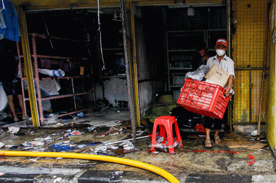 Sejumlah pedagang mencari kembali barang-barang yang masih tersisa akibat terbakar sebanyak 20 kios di Pasar Pagi Asemka, Jakarta, Jumat (18/11/2022).