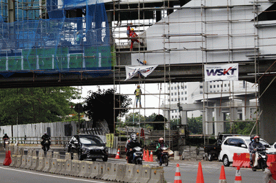 Pekerja menyelesaikan pembangunan Jembatan Penyeberangan Multiguna (JPM) di kawasan Dukuh Atas, Jakarta Pusat, Sabtu (19/11/2022).
