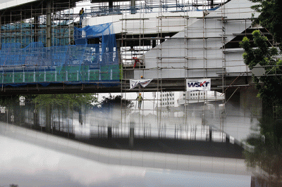Pekerja menyelesaikan pembangunan Jembatan Penyeberangan Multiguna (JPM) di kawasan Dukuh Atas, Jakarta Pusat, Sabtu (19/11/2022).