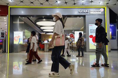 Petugas melayani pelanggan di Gerai Indosat Kota Kasablanka, Jakarta, Sabtu (19/11/2022).