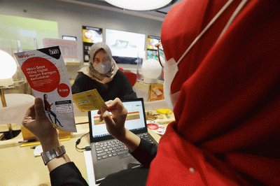 Petugas melayani pelanggan di Gerai Indosat Kota Kasablanka, Jakarta, Sabtu (19/11/2022).
