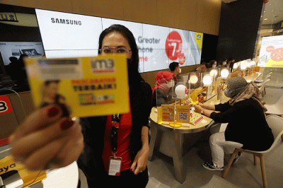 Petugas melayani pelanggan di Gerai Indosat Kota Kasablanka, Jakarta, Sabtu (19/11/2022).