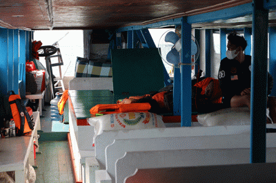 Anak Buah Kapal (ABK) angkutan transportasi laut kapal tradisional menunjukkan penghasilannya di Jakarta, Sabtu (19/11/2022).