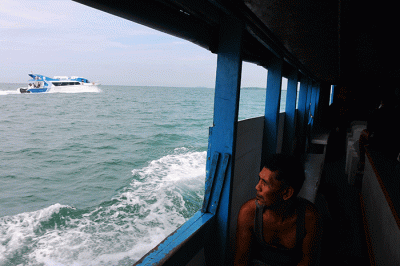 Anak Buah Kapal (ABK) angkutan transportasi laut kapal tradisional menunjukkan penghasilannya di Jakarta, Sabtu (19/11/2022).