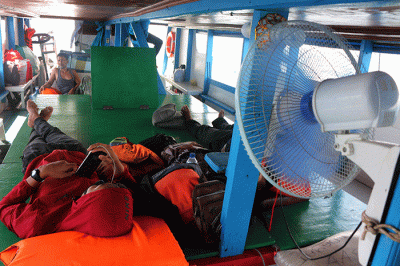 Anak Buah Kapal (ABK) angkutan transportasi laut kapal tradisional menunjukkan penghasilannya di Jakarta, Sabtu (19/11/2022).