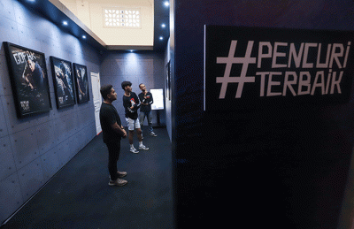 Peserta saat mengikuti permainan Mencuri Raden Saleh - Heist Experience Challenge di Pos Blok, Jakarta Pusat, Sabtu (19/11/2022).