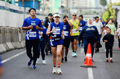 Sejumlah peserta saat mengikuti MNC Fun Charity Run 5K di kawasan Patung Muda, Monas, Jakarta, Minggu (20/11/2022).