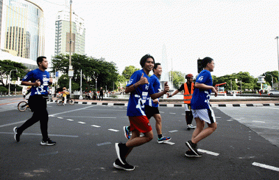 Sejumlah peserta saat mengikuti MNC Fun Charity Run 5K di kawasan Patung Muda, Monas, Jakarta, Minggu (20/11/2022).