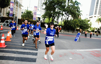 Sejumlah peserta saat mengikuti MNC Fun Charity Run 5K di kawasan Patung Muda, Monas, Jakarta, Minggu (20/11/2022).