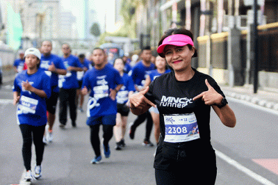 Sejumlah peserta saat mengikuti MNC Fun Charity Run 5K di kawasan Patung Muda, Monas, Jakarta, Minggu (20/11/2022).