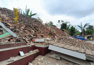 Sejumlah bangunan roboh akibat gempa di Cianjur, Jawa Barat, Senin (21/11/2022).