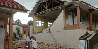 Sejumlah bangunan roboh akibat gempa di Cianjur, Jawa Barat, Senin (21/11/2022).