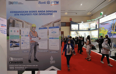 Pengunjung melihat stand perumahan di pameran Indonesia Properti Expo (IPEX) 2022 di Jakarta, Senin (21/11/2022). 
