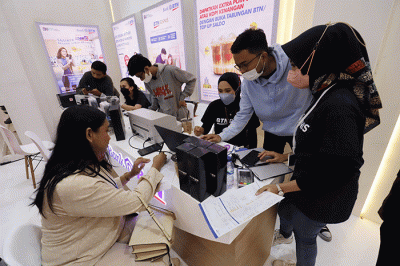 Pengunjung melihat stand perumahan di pameran Indonesia Properti Expo (IPEX) 2022 di Jakarta, Senin (21/11/2022). 