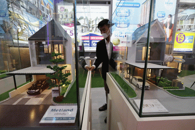 Pengunjung melihat stand perumahan di pameran Indonesia Properti Expo (IPEX) 2022 di Jakarta, Senin (21/11/2022). 