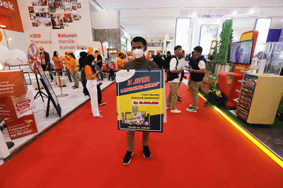 Pengunjung melihat stand perumahan di pameran Indonesia Properti Expo (IPEX) 2022 di Jakarta, Senin (21/11/2022). 