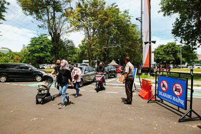 Sejumlah pengunjung mengantre menaiki bus wisata keliling di Taman Mini Indonesia Indah (TMII), Jakarta, Minggu (20/11/2022).