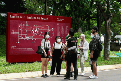 Sejumlah pengunjung mengantre menaiki bus wisata keliling di Taman Mini Indonesia Indah (TMII), Jakarta, Minggu (20/11/2022).