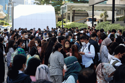 Sejumlah pekerja berhamburan keluar gedung setelah merasakan gempa di kawasan perkantoran di Jakarta, Senin (21/112022).