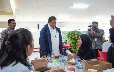 Menko Airlangga Hartarto saat acara “The First Production of Local Electrified Vehicle: From Indonesia to the World”.