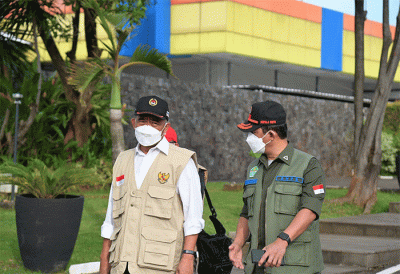 Kepala BNPB Letjen TNI Suharyanto bersama Menko PMK Muhadjir Effendy bersiap bertolak menuju Kabupaten Cianjur, menggunakan helikopter.