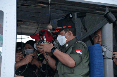 Kepala BNPB Letjen TNI Suharyanto bersama Menko PMK Muhadjir Effendy bersiap bertolak menuju Kabupaten Cianjur, menggunakan helikopter.