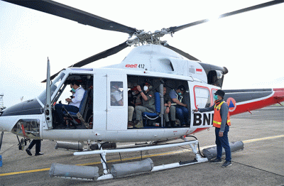 Kepala BNPB Letjen TNI Suharyanto bersama Menko PMK Muhadjir Effendy bersiap bertolak menuju Kabupaten Cianjur, menggunakan helikopter.