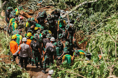Petugas gabungan melakukan evakuasi mobil truk yang masuk kejurang akibat gempa Cianjur di Jalan Cugenang, Jawa Barat, Selasa (22/11/2022).