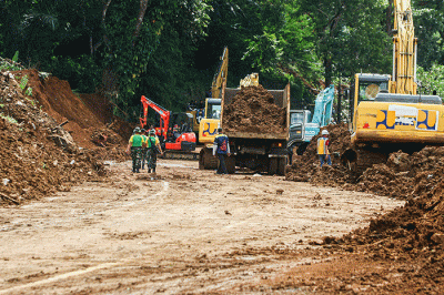 Petugas gabungan melakukan evakuasi mobil truk yang masuk kejurang akibat gempa Cianjur di Jalan Cugenang, Jawa Barat, Selasa (22/11/2022).