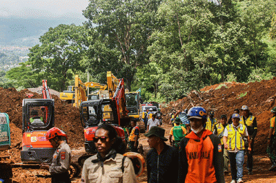 Petugas gabungan melakukan evakuasi mobil truk yang masuk kejurang akibat gempa Cianjur di Jalan Cugenang, Jawa Barat, Selasa (22/11/2022).