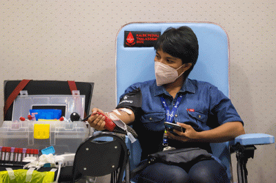 Karyawan melakulan donor darah di iNews Tower, Kebon Sirih, Jakarta Pusat, Selasa (22/11/2022).