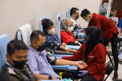Karyawan melakulan donor darah di iNews Tower, Kebon Sirih, Jakarta Pusat, Selasa (22/11/2022).