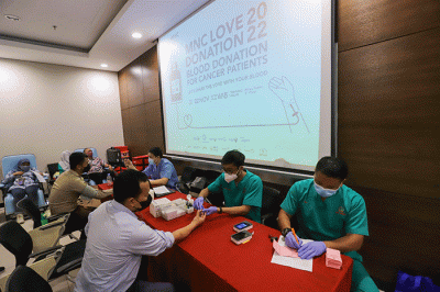 Karyawan melakulan donor darah di iNews Tower, Kebon Sirih, Jakarta Pusat, Selasa (22/11/2022).