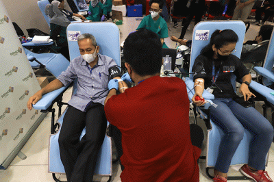 Karyawan melakulan donor darah di iNews Tower, Kebon Sirih, Jakarta Pusat, Selasa (22/11/2022).