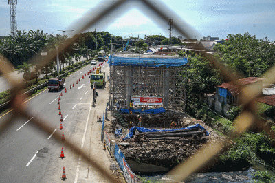 Pekerja beraktivitas di lokasi proyek jalan akses tol Makassar New Port (MNP) di Makassar, Senin (21/11/2022).