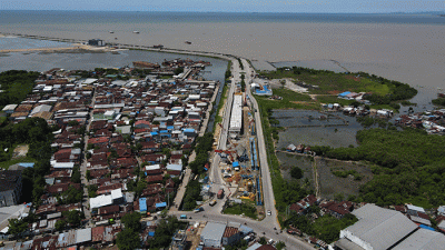 Pekerja beraktivitas di lokasi proyek jalan akses tol Makassar New Port (MNP) di Makassar, Senin (21/11/2022).