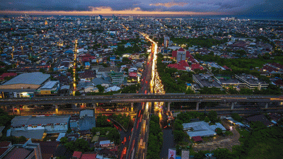 Pekerja beraktivitas di lokasi proyek jalan akses tol Makassar New Port (MNP) di Makassar, Senin (21/11/2022).