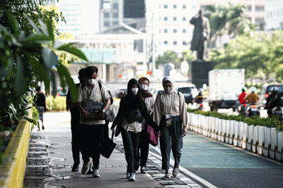 Aktivitas pekerja saat jam pulang kantor di Jakarta, Senin (21/11/2022).