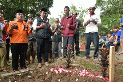 Gubernur Jawa Barat Ridwan Kamil menghadiri prosesi pemakaman Alinda Della Puspita, bocah korban gempa bumi Cianjur di TPU Sirnalaya.