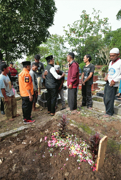 Gubernur Jawa Barat Ridwan Kamil menghadiri prosesi pemakaman Alinda Della Puspita, bocah korban gempa bumi Cianjur di TPU Sirnalaya.