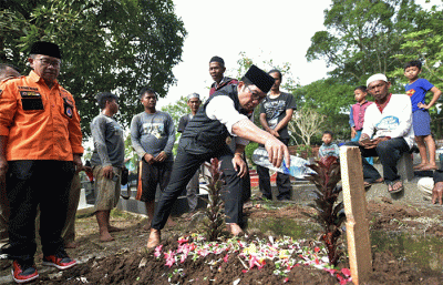 Gubernur Jawa Barat Ridwan Kamil menghadiri prosesi pemakaman Alinda Della Puspita, bocah korban gempa bumi Cianjur di TPU Sirnalaya.