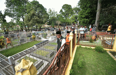 Gubernur Jawa Barat Ridwan Kamil menghadiri prosesi pemakaman Alinda Della Puspita, bocah korban gempa bumi Cianjur di TPU Sirnalaya.