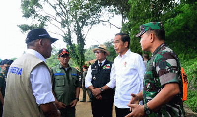 Presiden Joko Widodo meninjau korban terdampak gempa bumi di Kabupaten Cianjur, Selasa (22/11/2022).