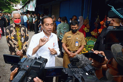 Presiden Joko Widodo mengunjungi Pasar Malang Jiwan Colomadu, Kabupaten Karanganyar.