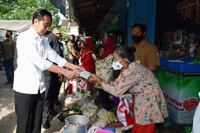 Presiden Joko Widodo mengunjungi Pasar Malang Jiwan Colomadu, Kabupaten Karanganyar.