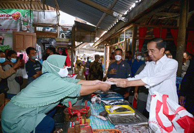 Presiden Joko Widodo mengunjungi Pasar Malang Jiwan Colomadu, Kabupaten Karanganyar.