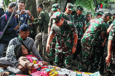 Kepala Staf Angkatan Darat (Kasad) Jenderal Dudung Abdurachman meninjau langsung kondisi korban luka akibat gempa bumi yang terjadi di Cianjur, Jawa Barat.