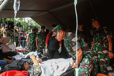 Kepala Staf Angkatan Darat (Kasad) Jenderal Dudung Abdurachman meninjau langsung kondisi korban luka akibat gempa bumi yang terjadi di Cianjur, Jawa Barat.