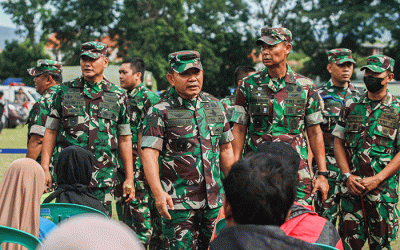 Kepala Staf Angkatan Darat (Kasad) Jenderal Dudung Abdurachman meninjau langsung kondisi korban luka akibat gempa bumi yang terjadi di Cianjur, Jawa Barat.